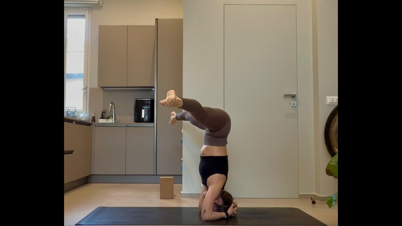 Headstand to pincha