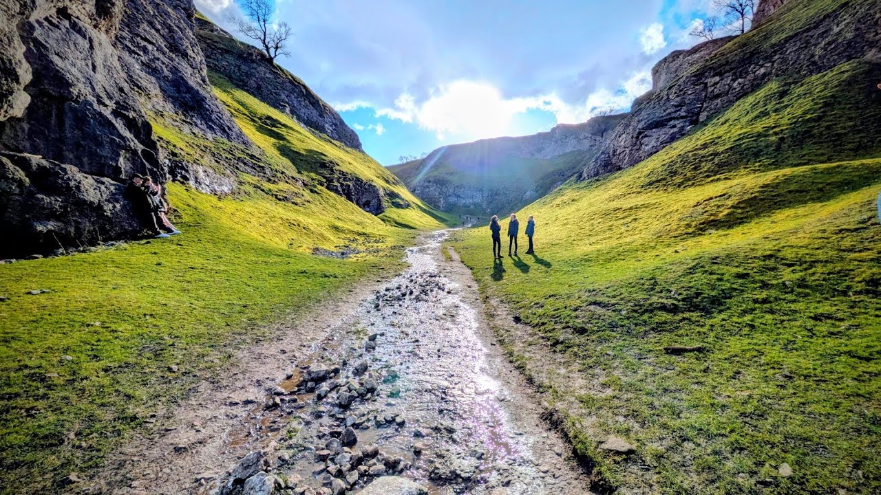 Hope to Castleton Derbyshire Peak District - A family friendly walk to Castleton & a Cave Dale visit