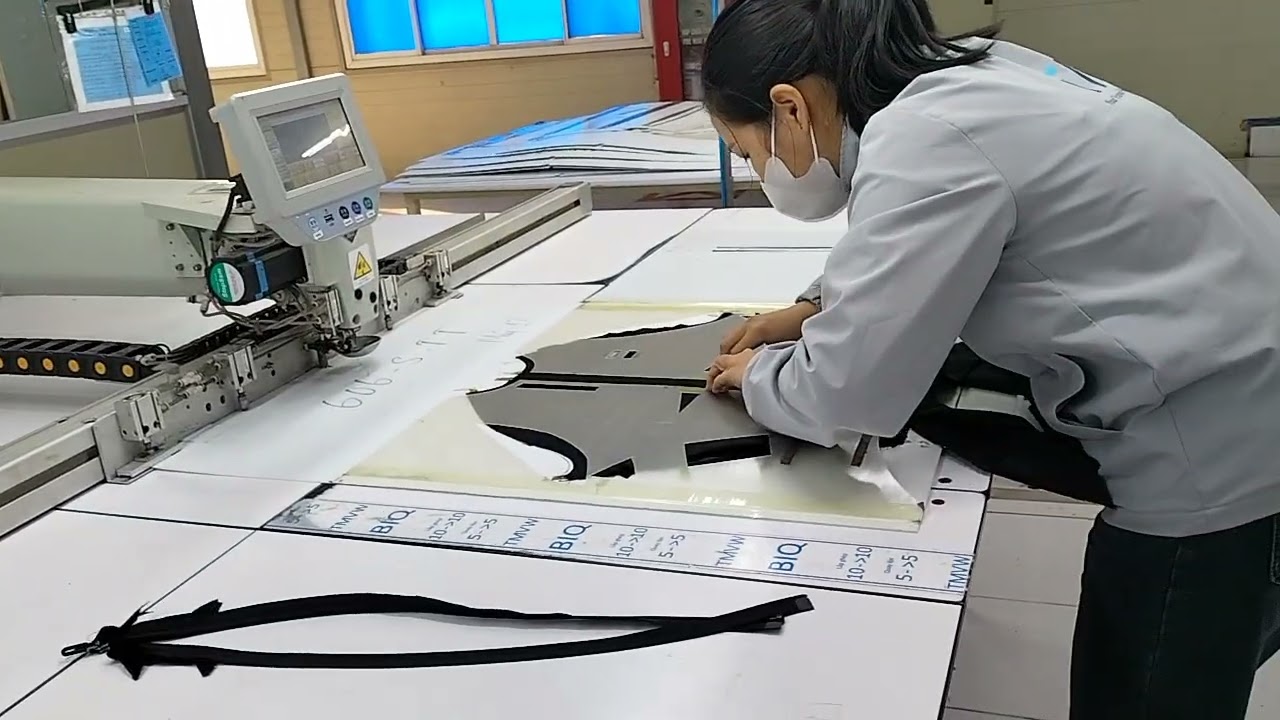 Tra 2 đoạn  đầu gấu trước +tra khóa nẹp+sang dấu bo gấu