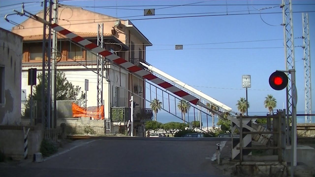 Spoorwegovergang Sant'Agata di Militello (I) // Railroad crossing // Passaggio a livello