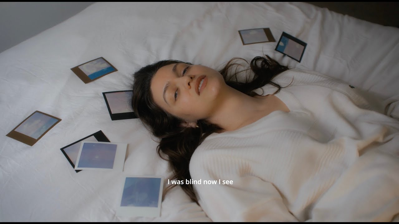 Irini Mando  - choosing me (in losing you) [feat. Flomine] (lyric visualiser)