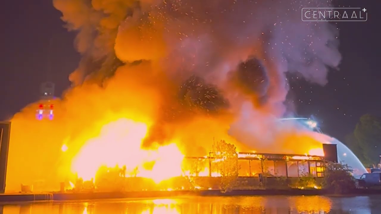 Zeer grote brand verwoest autobedrijf Alphen aan den Rijn