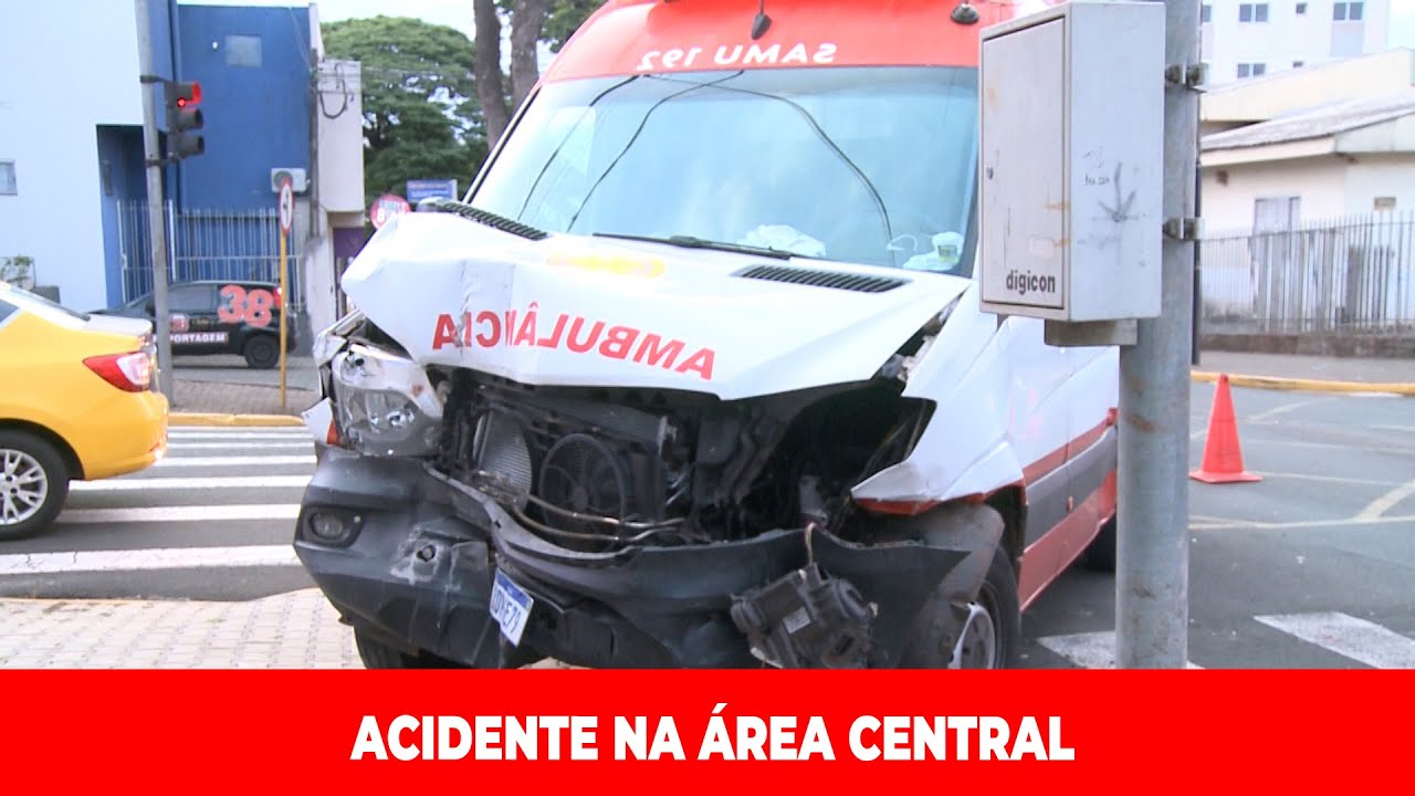 ACIDENTE ENVOLVENDO CARRO E AMBULÂNCIA DO SAMU É REGISTRADO NA ÁREA CENTRAL DE APUCARANA