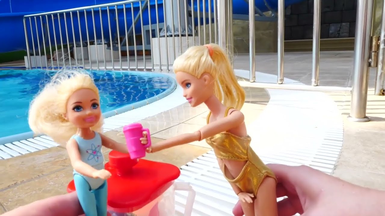 Barbie al parco acquatico. Video divertenti con le bambole per bambini.