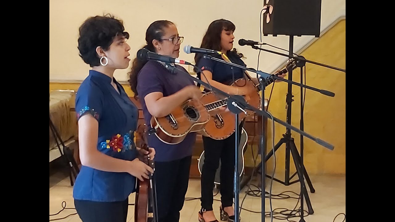 Con gran maestr&iacute;a interpreta EL AGUANIEVE Soraima y sus Huastecos.