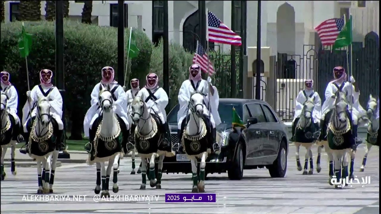 الخيل العربية ترافق موكب الرئيس الأميركي لحظة وصوله قصر اليمامة