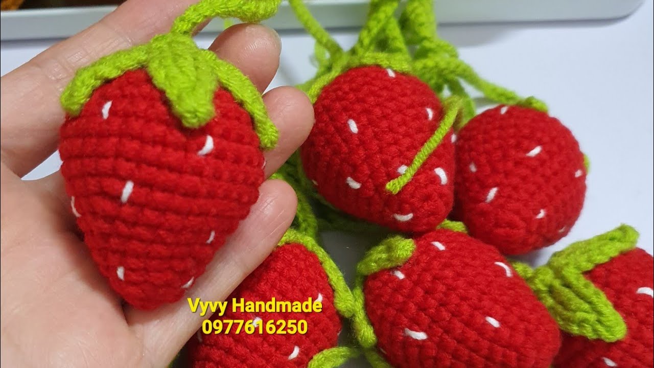 #How to Crochet a Strawberry/Móc Trái Dâu Tây bằng len làm móc khóa cực đơn giản