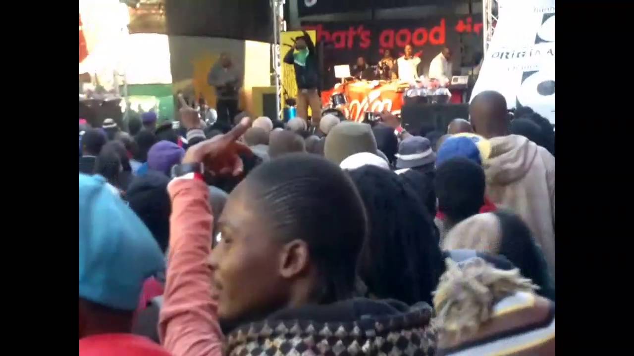 Mhlathi performing 