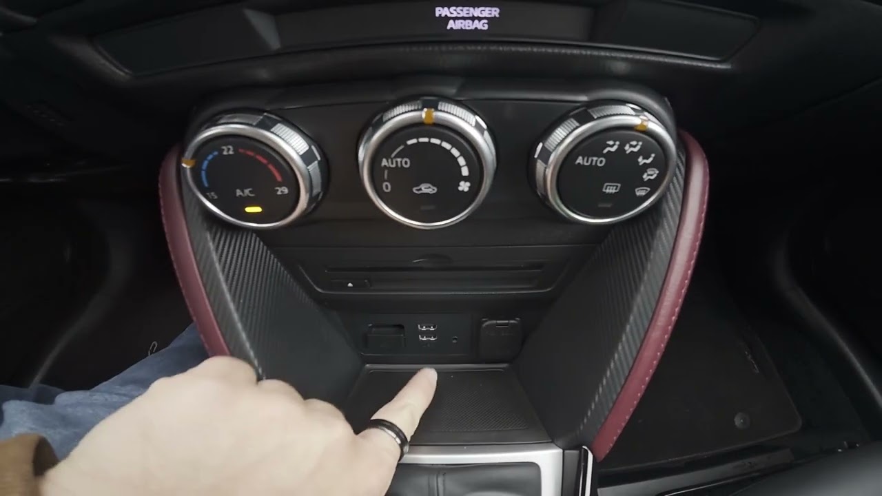 Mazda CX-3 (2015-2022) &ndash; Расположение слота для SD-карты