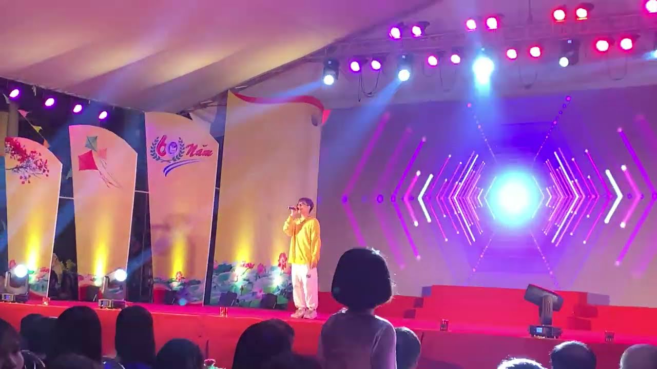 Anh Thanh Ni&ecirc;n - HuyR ( Cover ) | H&agrave; H&iacute;p Cắt Đầu Moi Về Trường Cũ H&aacute;t Anh Thanh Ni&ecirc;n | NTH VLOG