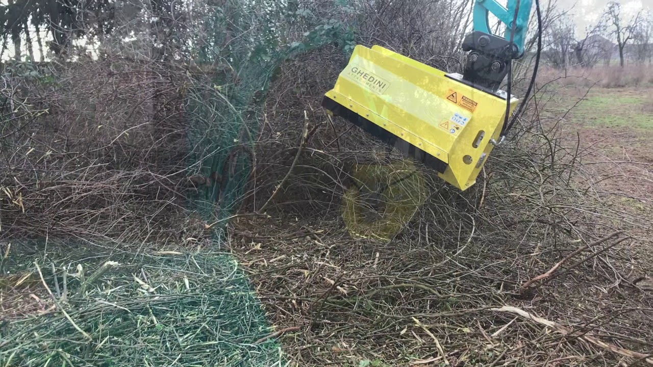 Karczowanie krzaków - mulczer GHEDINI DA73 + minikoparka SUNWARD SWE25F. Kosiarka bijakowa / mulcher