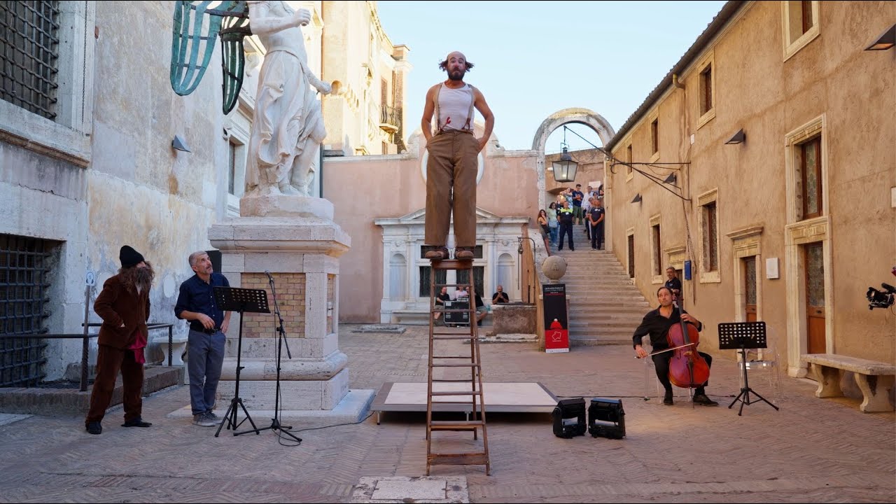 𝗟’𝗔𝗻𝗴𝗲𝗹𝗼 𝗲 𝗹𝗮 𝗹𝘂𝗻𝗮 - Il Castello degli Angeli Ostinati