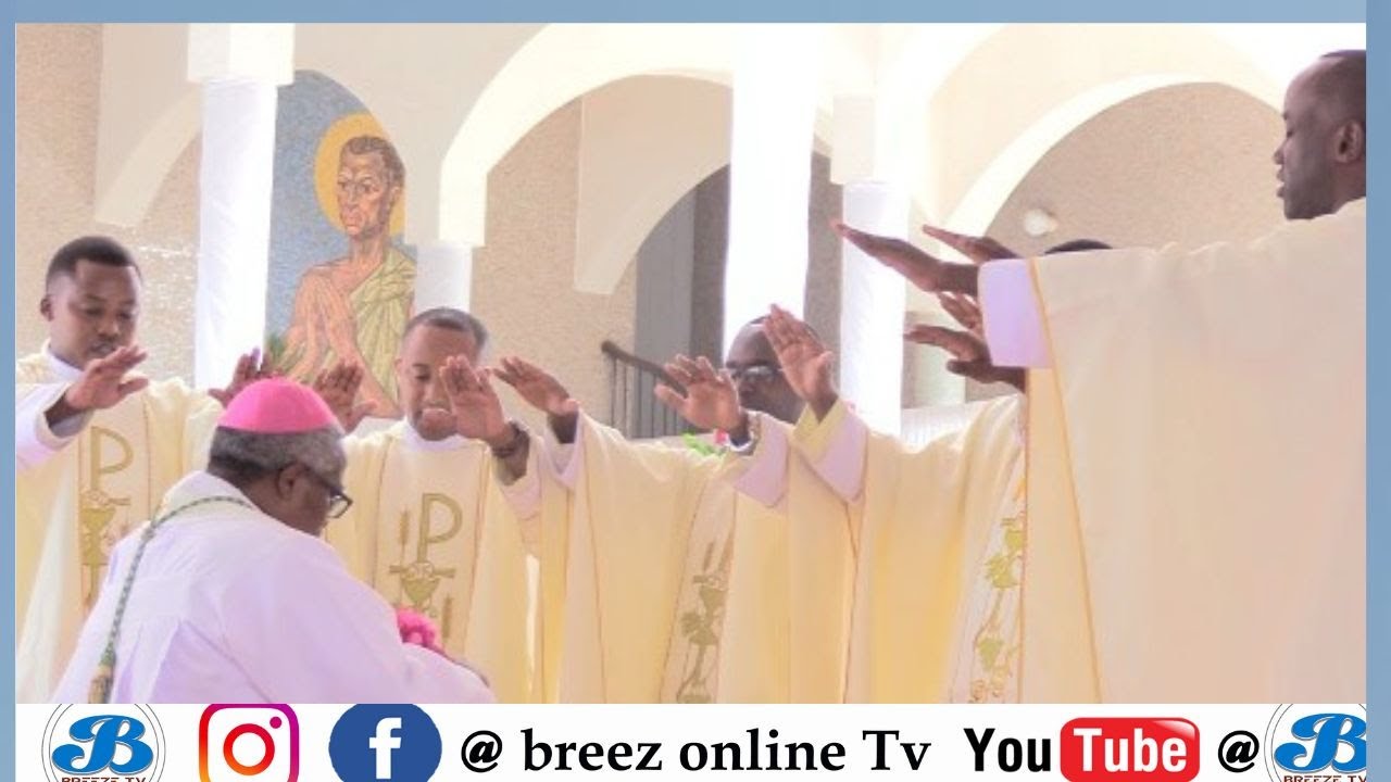 Mapadre wapya sita wakitoa Baraka ya kwanza kabisa kwa Maaskofu wa jimbo kuu la Dar Es Salaam.
