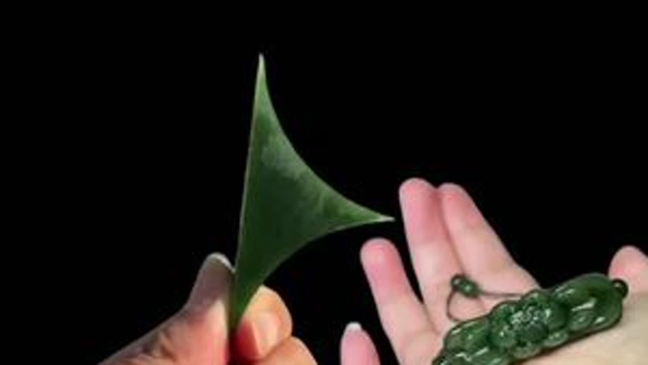 一块不起眼的石头竟然能雕刻成精品玉雕？ #玉雕#手艺人 #碧玉