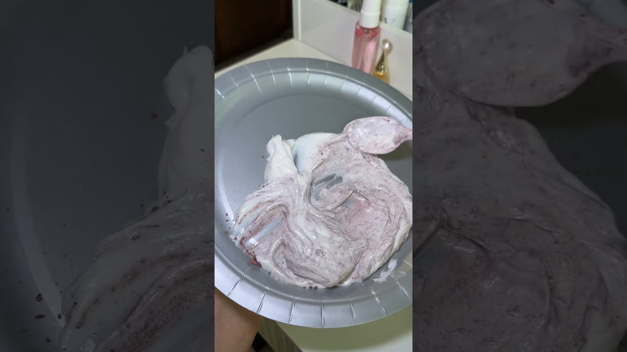My makeup artist taught me this secret🤫🧴 #LifeHack #brauty #DIY #hack #bodycream