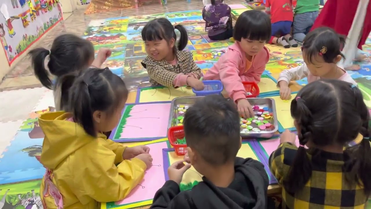 Tạo hình: Dán hoa từ những nguyên vật liệu khác nhau 4- 5 tuổi