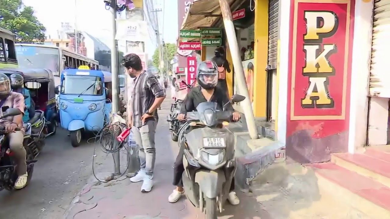 ഒരു കൂസലുമില്ല...; ക്യാമറയ്ക്ക് മുന്നിലൂടെ സ്കൂട്ടറിൽ ഫൂട് പാത്തിൽ കയറി യുവാവിന്റെ യാത്ര