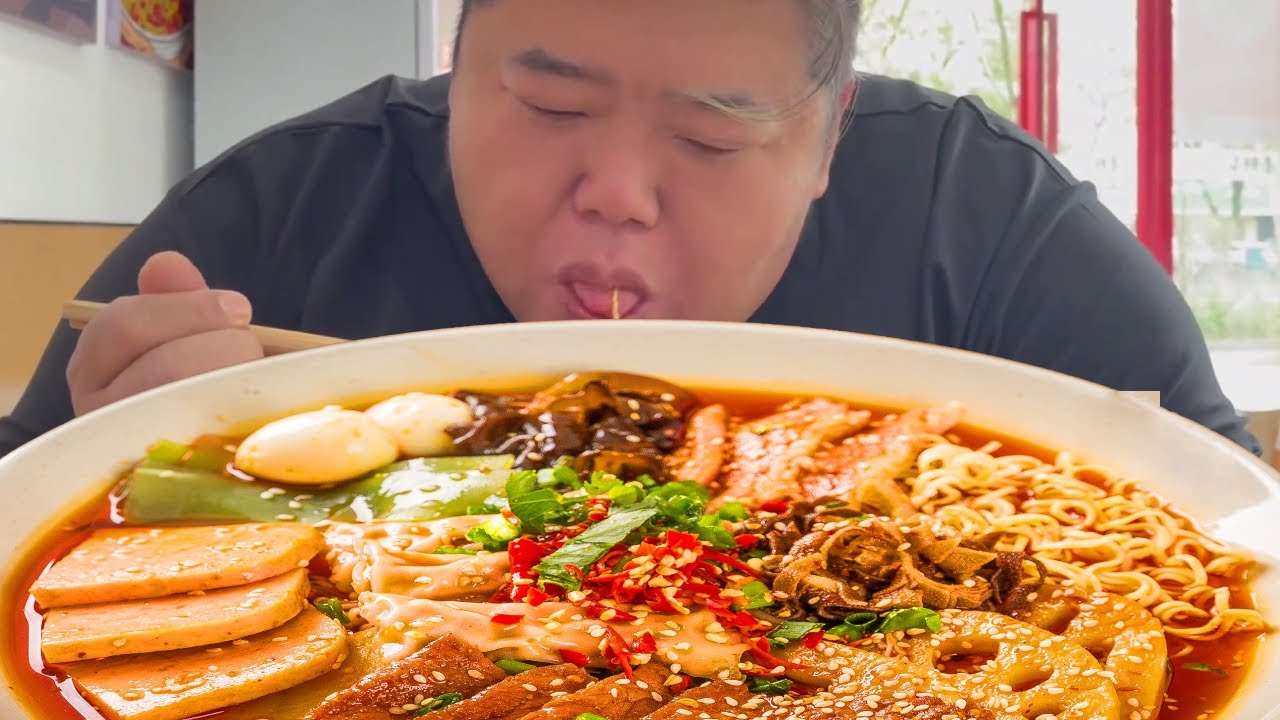 Monkey King tastes Nanchang's extra spicy rice noodles, numbing, spicy and fragrant.