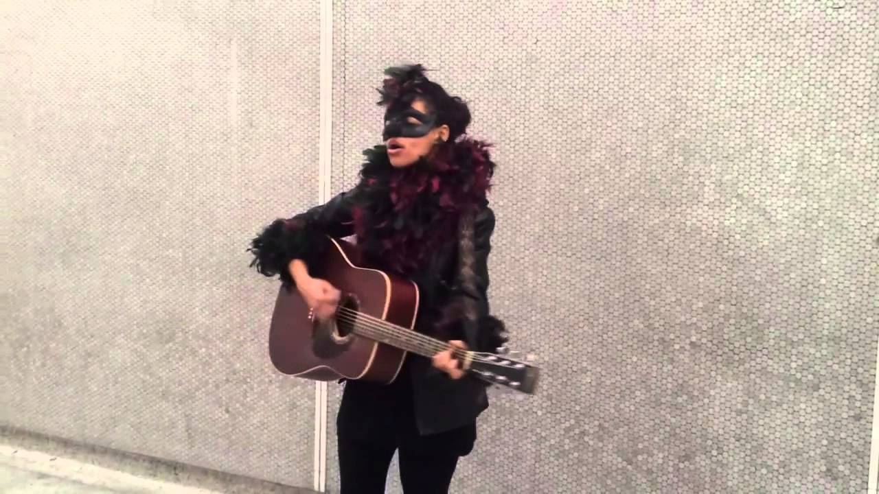 Mélanie Charrier - All the man that I need (Whitney Houston) dans le métro - Halloween 2012