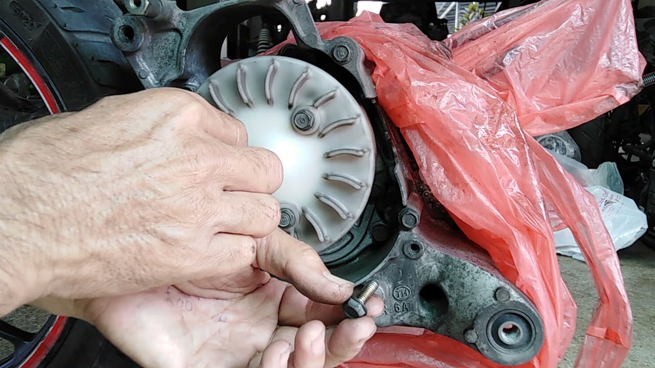 ถอดซีลข้อเหวี่ยงและปะเก็นฐานชุดขดลวดสเตเตอร์​ HONDA​ CLICK​ 125​ - I​ (LED)​
