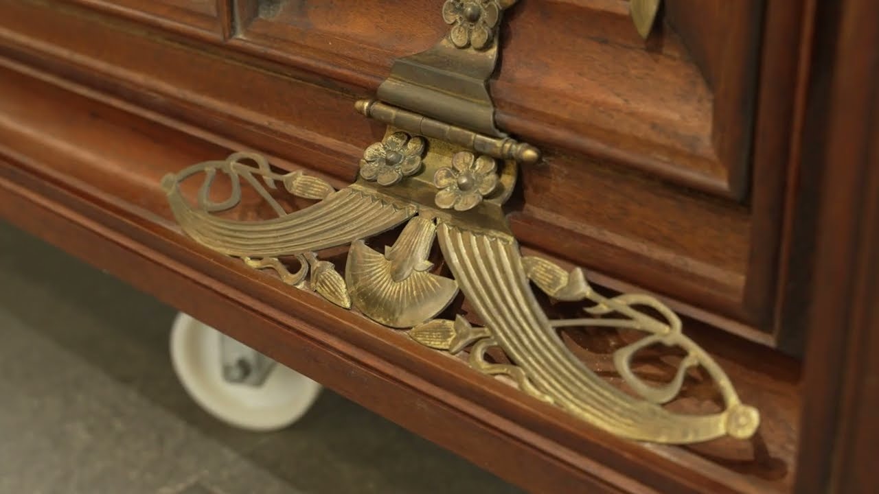 Adquisició i restauració de l'armari cantoner dissenyat per Gaudí