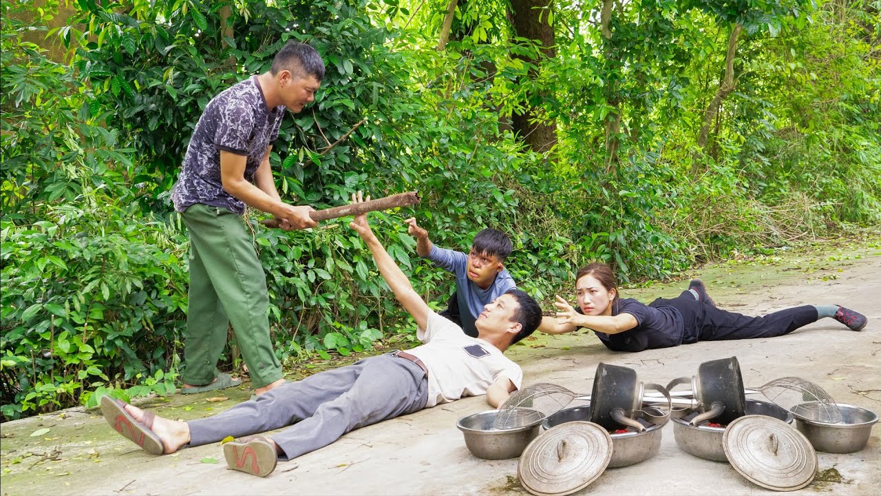 SHOCK: A kind man was suddenly attacked by a thief while trying to protect belongings for Ly Thi Hoa