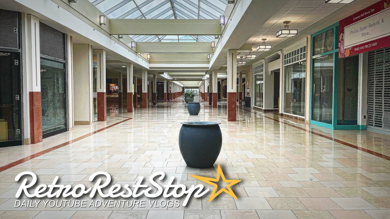 Прогулка по пустым коридорам заброшенного торгового центра Coventry Mall в Поттстауне, штат Пенси...