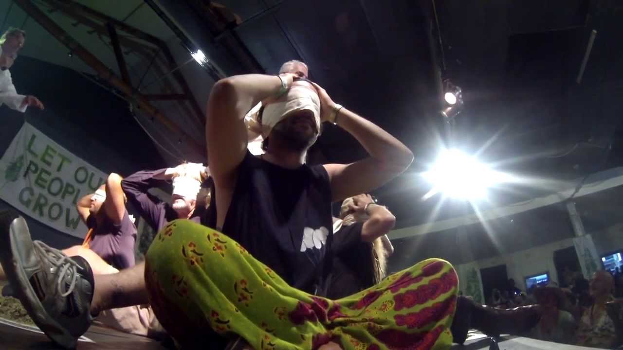 huiii around the world - GoPro Mardi Grass 2013 Nimbin Hemp Olympix Blindfoldet Joint rolling