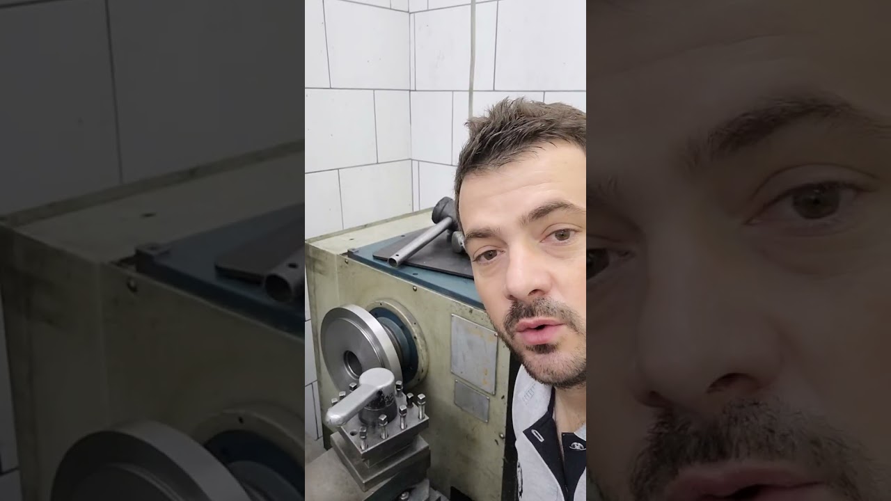 Alinhamento do eixo lingitudinal através do flange da placa do torno mecânico.