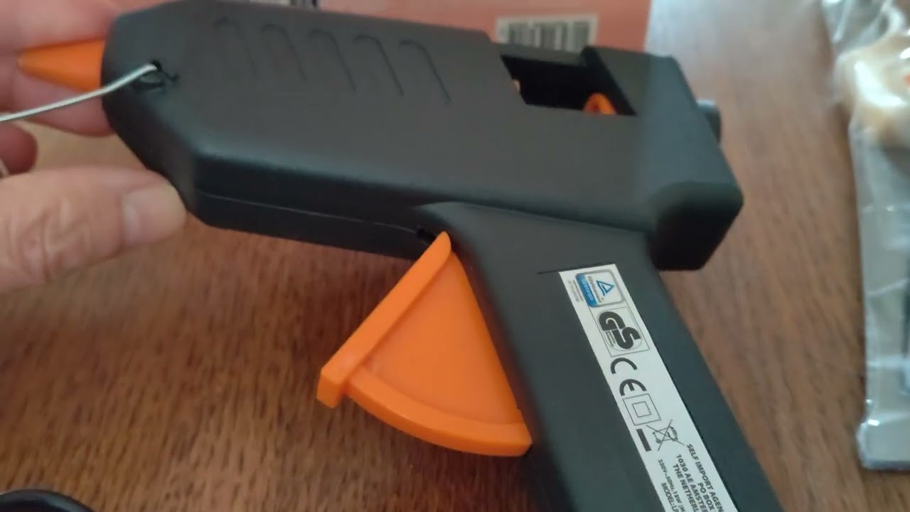 pistolet à colle sans marque chez action ( déballage) et je commence à parler d outils premiers prix