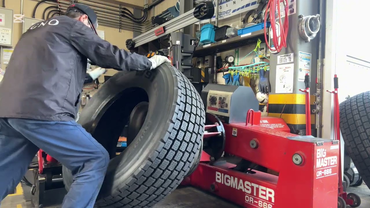 働くクルマのタイヤ交換2024　3軸トレーラー　スタッドレスタイヤ履き替え　ブリヂストン　W910T 385/65R22.5 2024.10.28