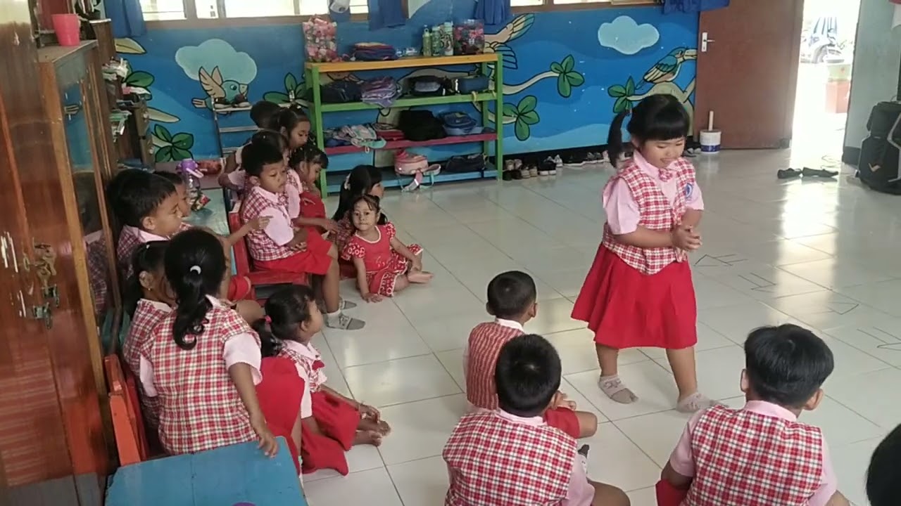 Permainan dengan mengikuti arah tanda panah TK PGRI Sentolo 