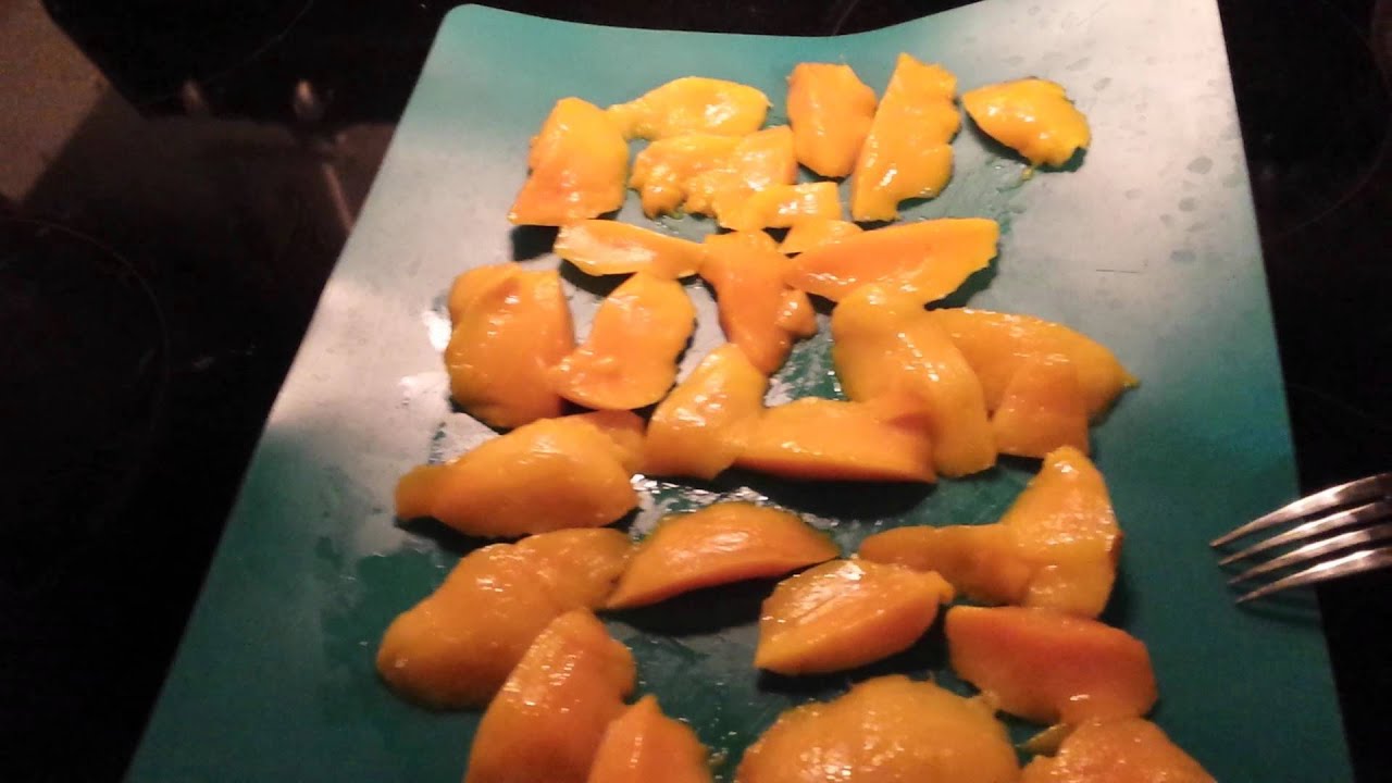 Mango Splitter With Small Mangos