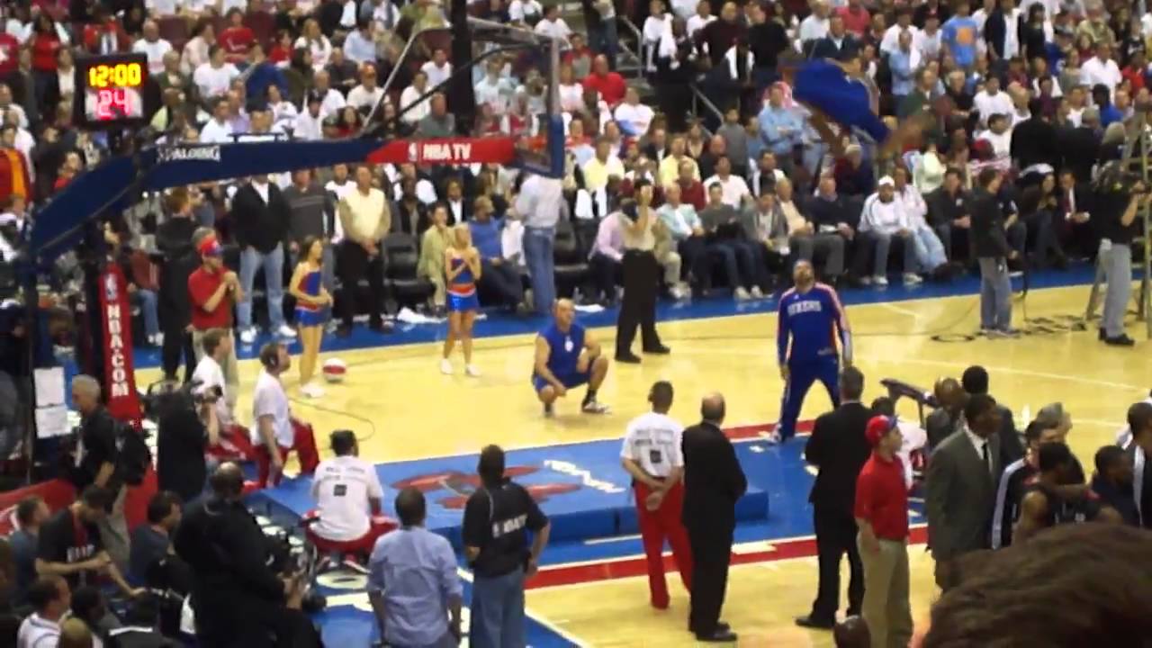 76ers mascot: hip-hop crazy dunks