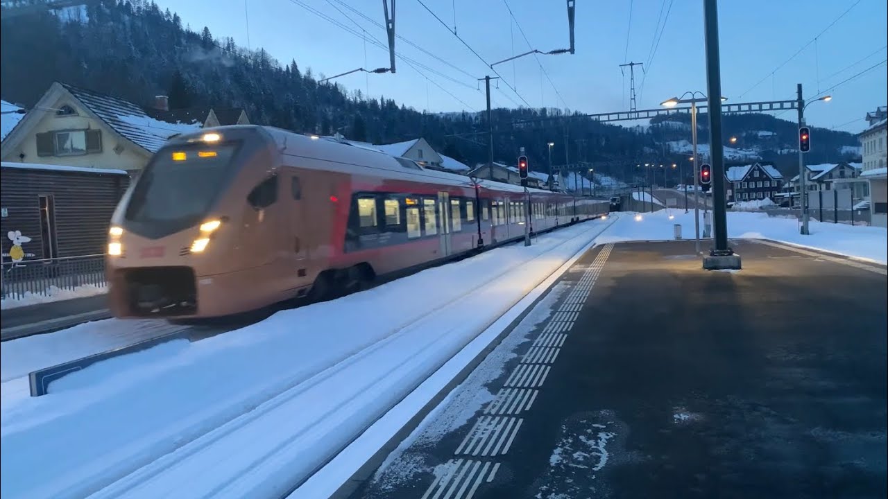 Einfahrt des (Traverso Voralpen Express) beim Bahnhof Wattwil