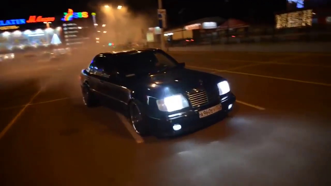 Mercedes-Benz E500 W124 Crazy Burnout