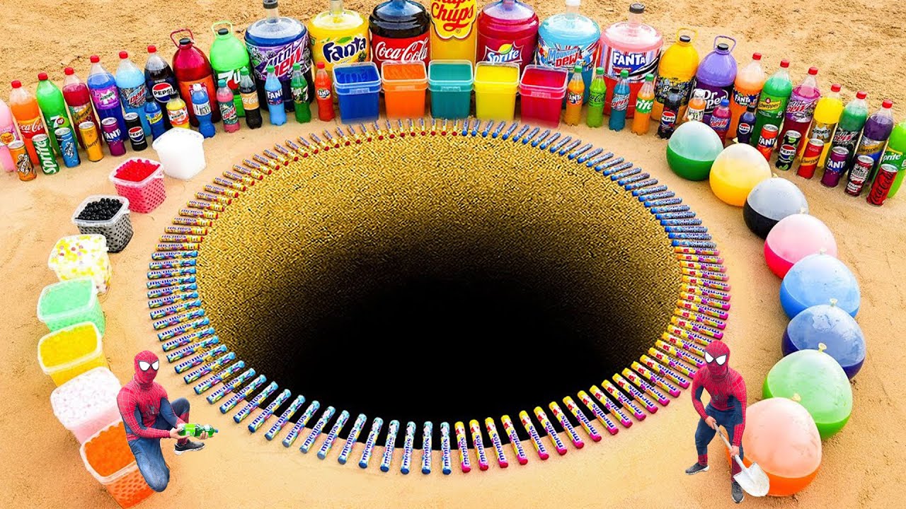 Извержение зубной пасты от гигантских Coca-Cola, Fanta, Mtn Dew, Pepsi, 7up, Balloons Sodas проти...