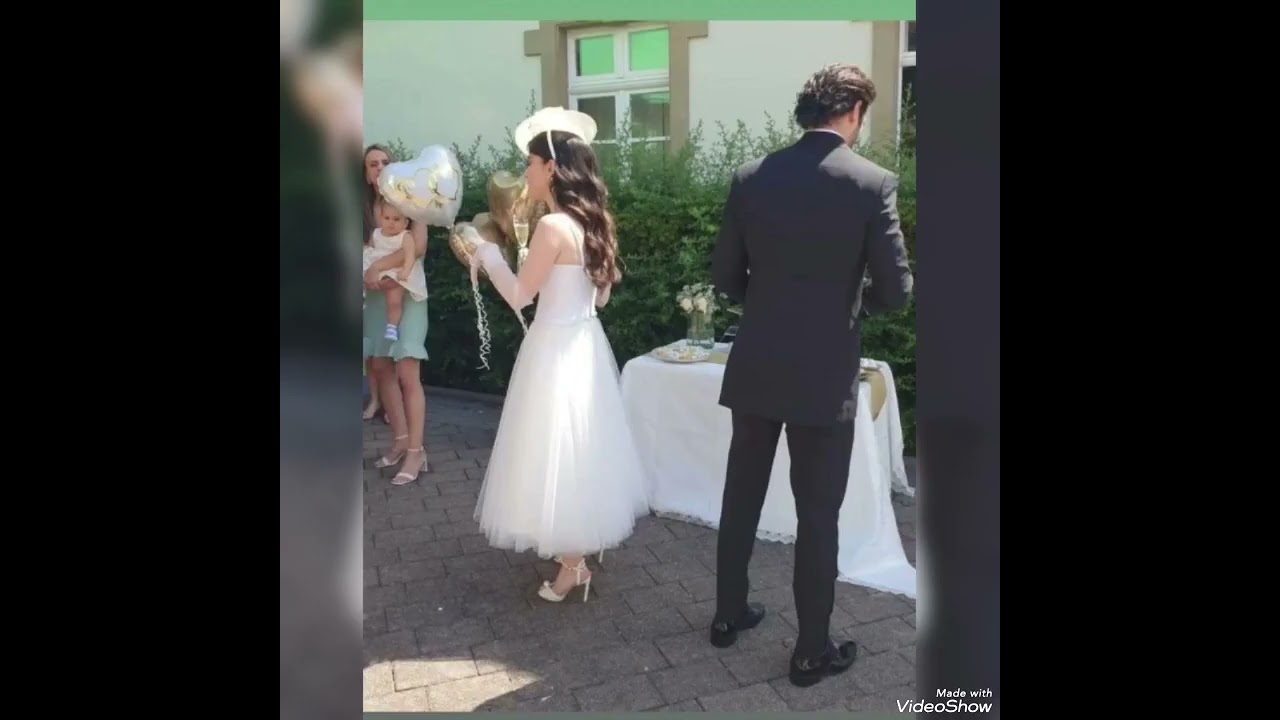 Serkan çayoğlu ve Özge gürel düğün sonrası parkta gezinirken.