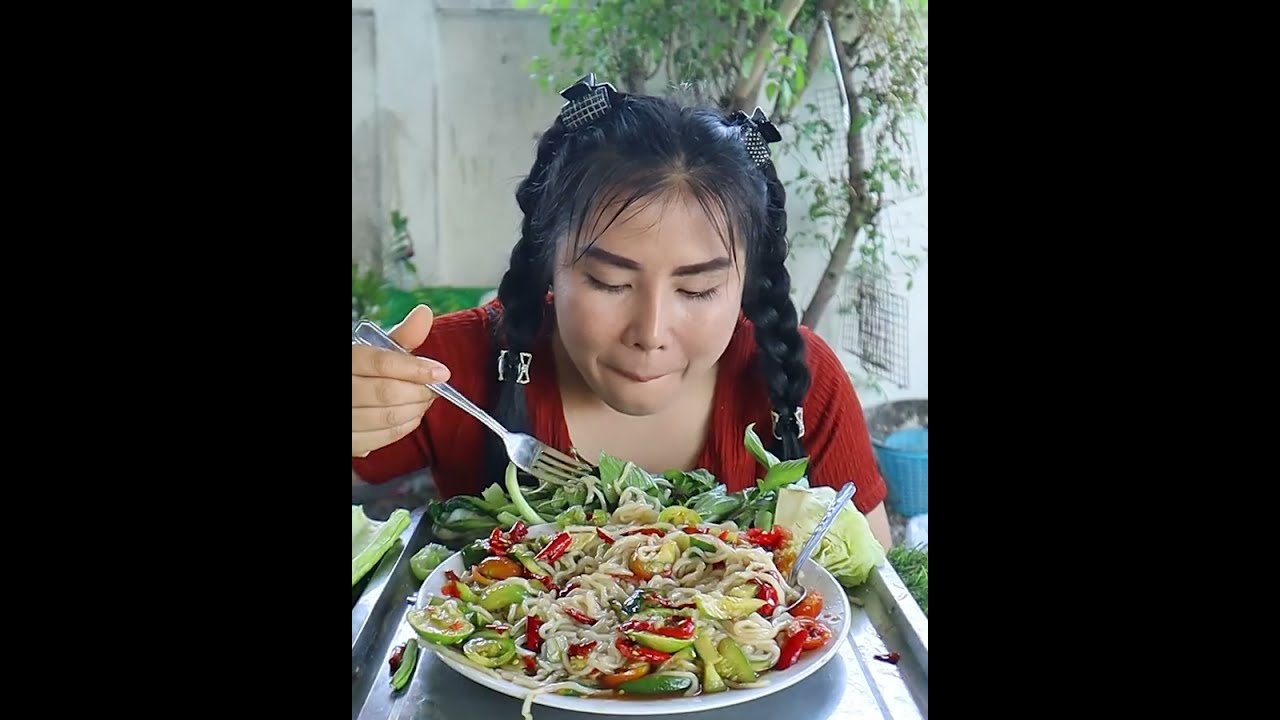 ตำข้าวเปี่ยกลาวกินเล่นยามเที่ยง | แพทตี้ กินแบบสไตล์บ้านๆ