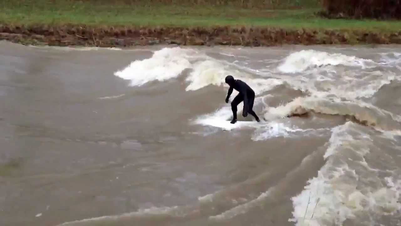 Il surfe la rivi&egrave;re La Broye