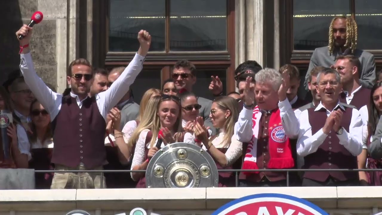 Georgia Stanway und Harry Kane trällern Sweet Caroline auf der FCB Meisterfeier 2025