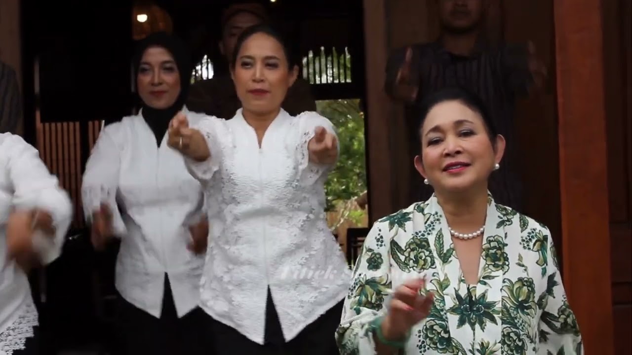 Titiek Soeharto - Mendung Tanpo Udan (Cover) Ndarboy Genk