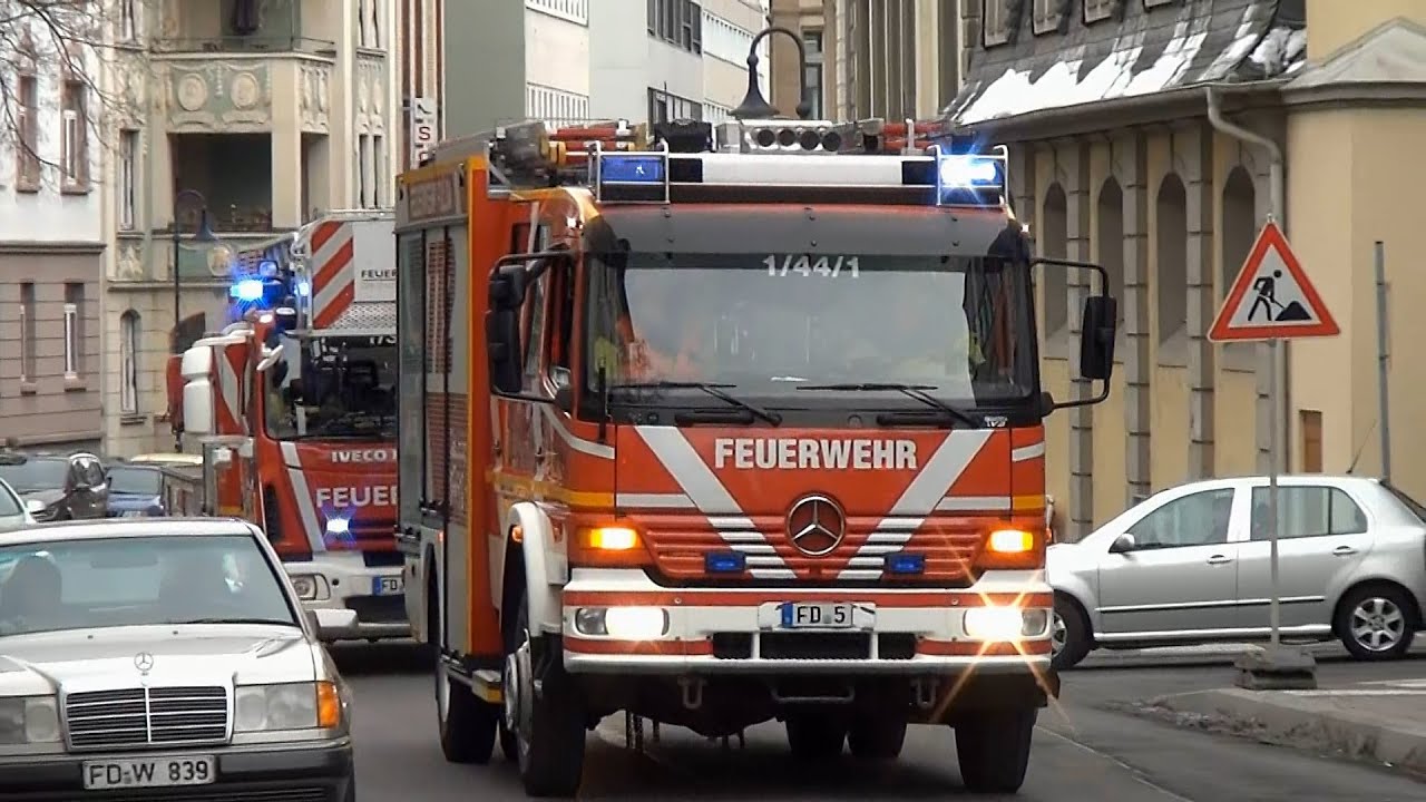 Feuer mit Menschenleben in Gefahr; Schau&uuml;bung auf dem Universit&auml;tsplatz in Fulda