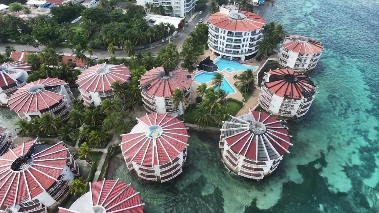 Como é a praia do centro de San andres  Colombia 