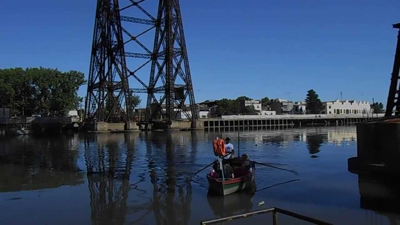Puente Transbordador Nicolás Avellaneda y canoero con pasajeros