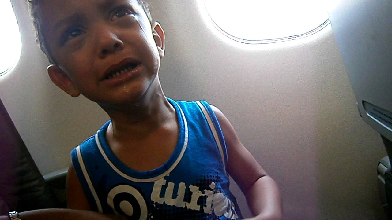 Joelzinho chorando no avião...
