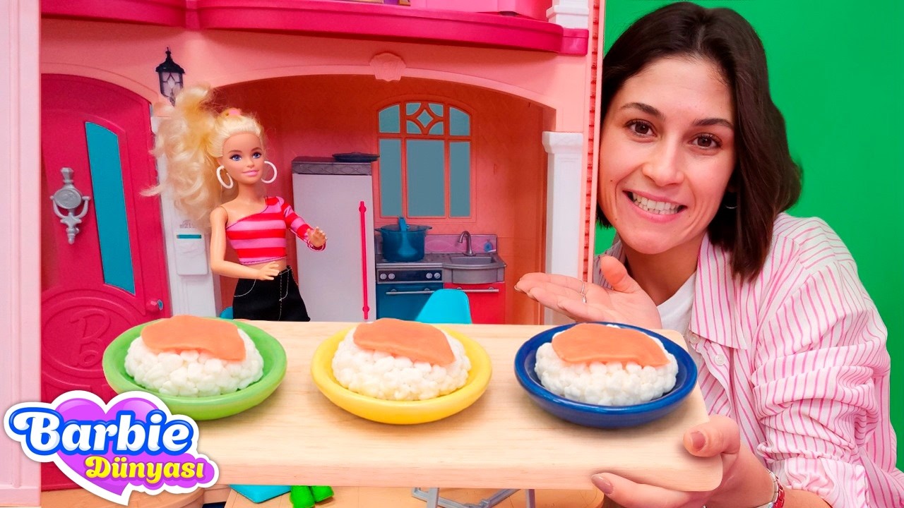 Ayşe, kukla Barbie'nin misafirlerine neşeyle sütlaç yapıyor ve ikram ediyor! Çocuk videosu.