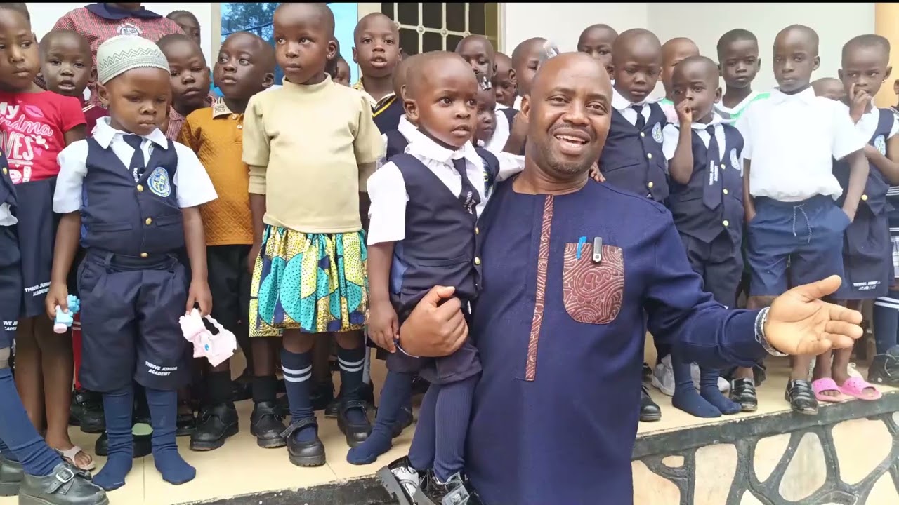 Ssekibobo Fred Katende aguddewo essomero mu  kalagi lengera ekibaddayo nga abaana bagulawo olusoma.