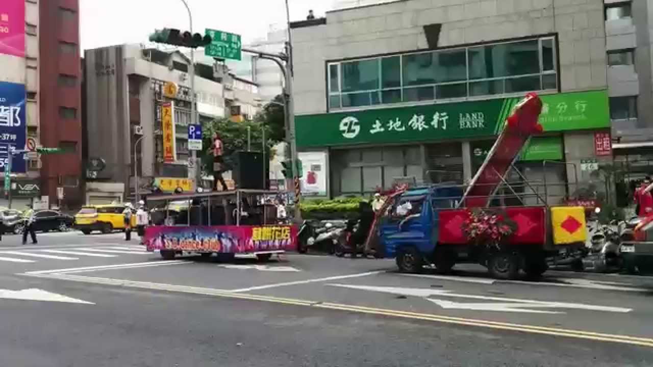 [Taiwan] procession and dancing for deity (Mazu?)