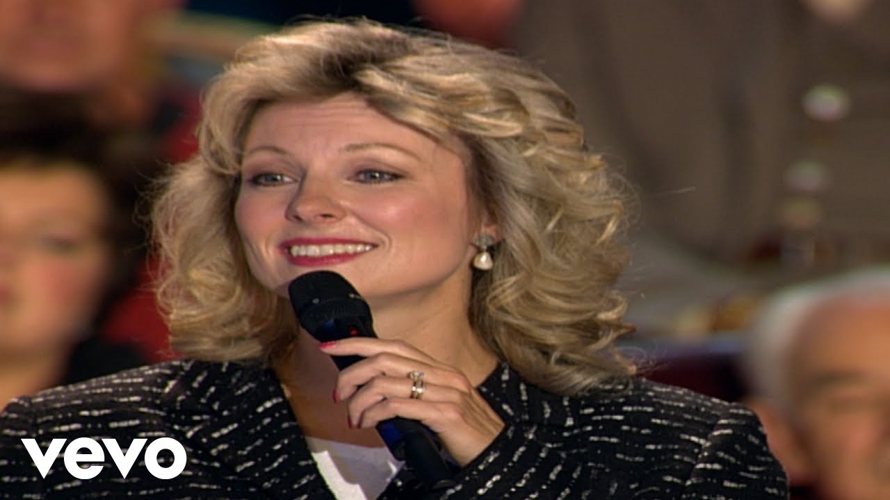Bill & Gloria Gaither - Sitting By the Fire [Live] ft. Janet Paschal